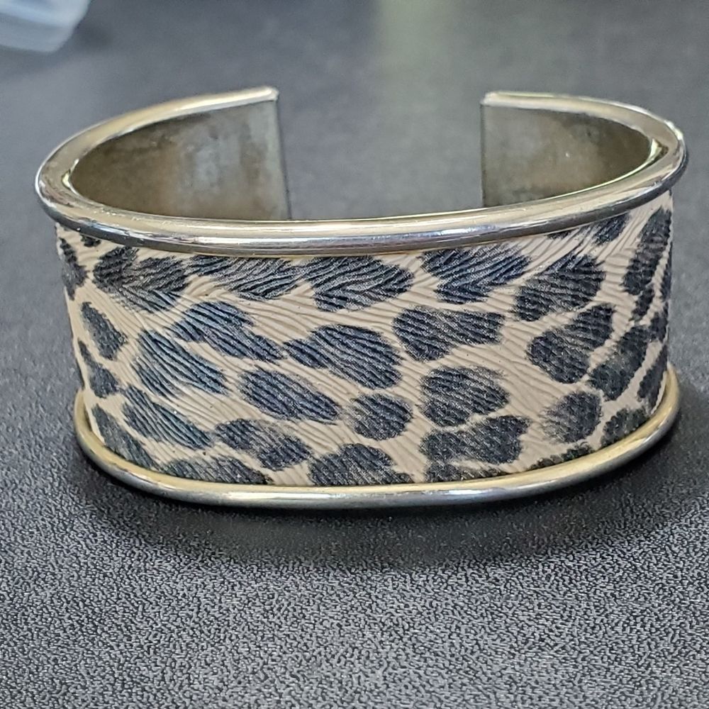 Gold tone textured animal print bracelet 6.75"